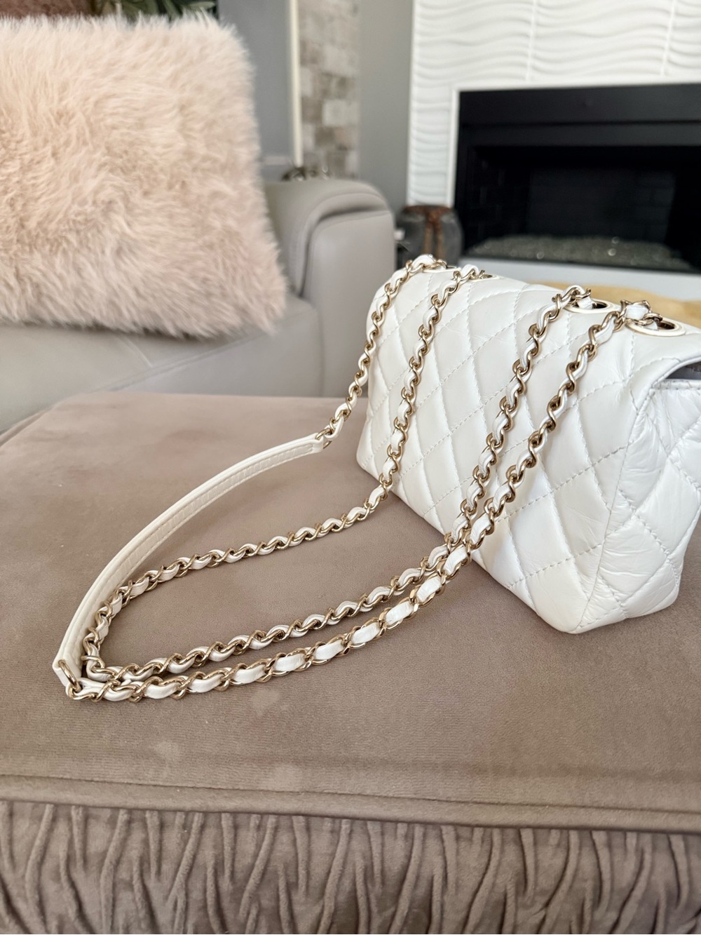 CHANEL Cream Quilted Chevron Leather Crossbody Bag with Gold Chain Small - Picture 4 of 10